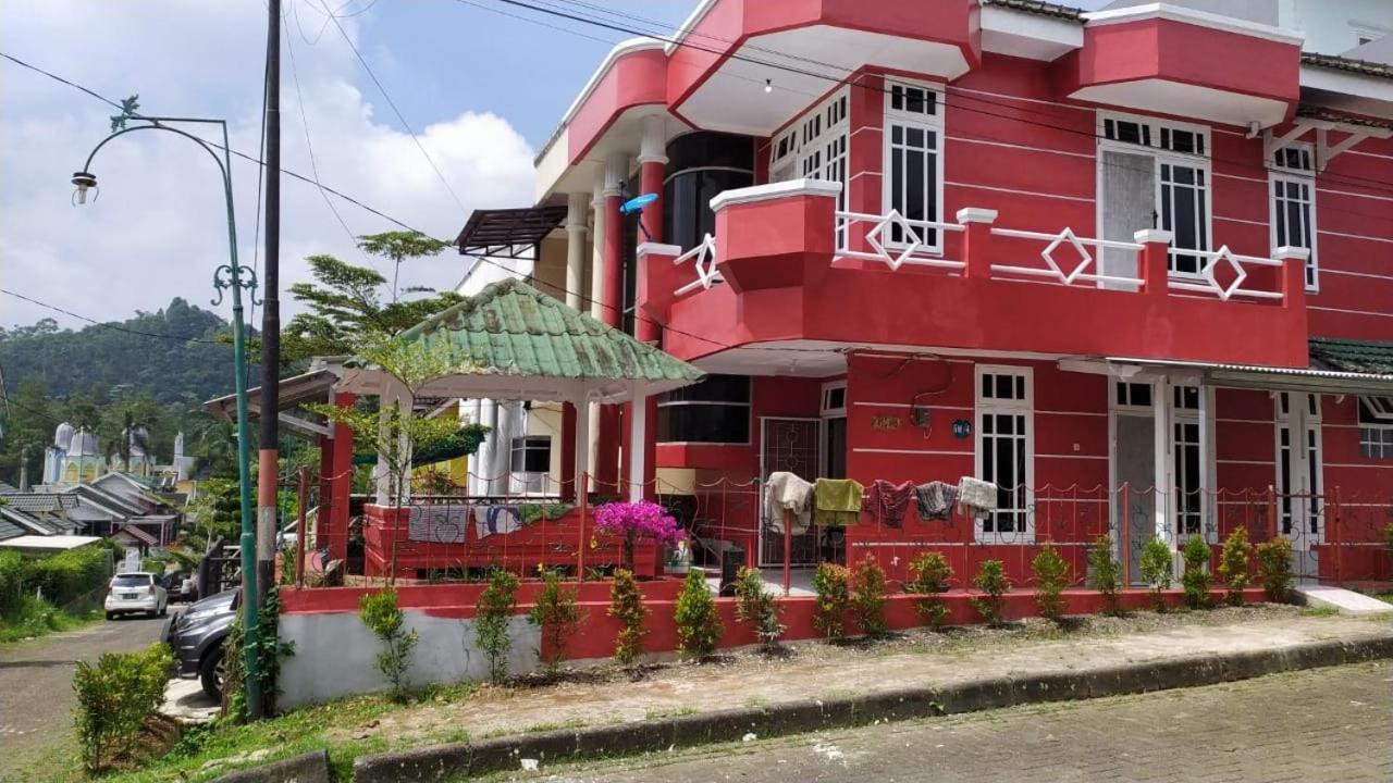Villa Musti Green Apple Cipanas Sindanglaya Exterior foto