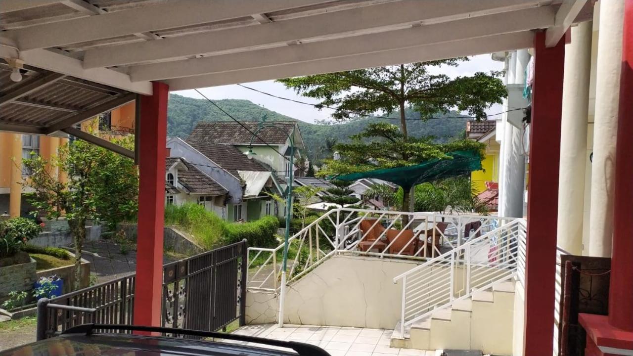 Villa Musti Green Apple Cipanas Sindanglaya Exterior foto